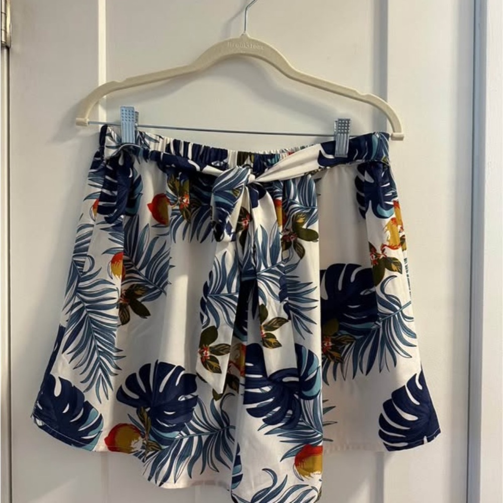 SHEIN White Tropical Tie-Waist Skort with Navy Leaf Print